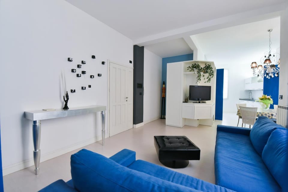 Communal lounge/ TV room, TV and multimedia, Living room, Seating area, Evening entertainment