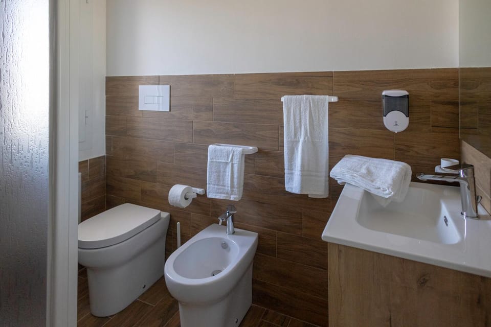 Toilet, Bathroom, bidet, towels