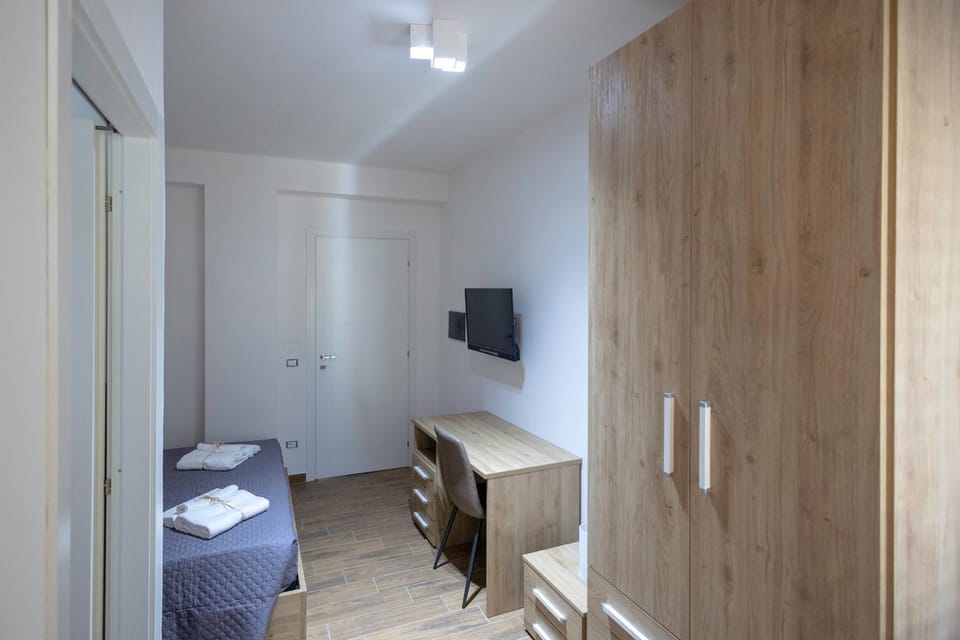 Bed, TV and multimedia, Photo of the whole room, wardrobe