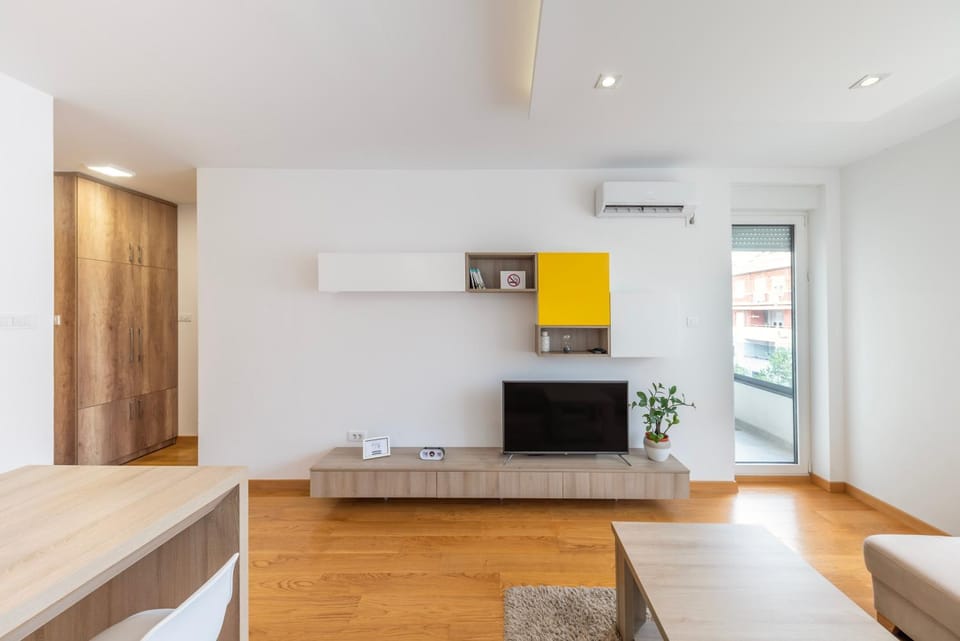 TV and multimedia, Living room, Seating area, air conditioner