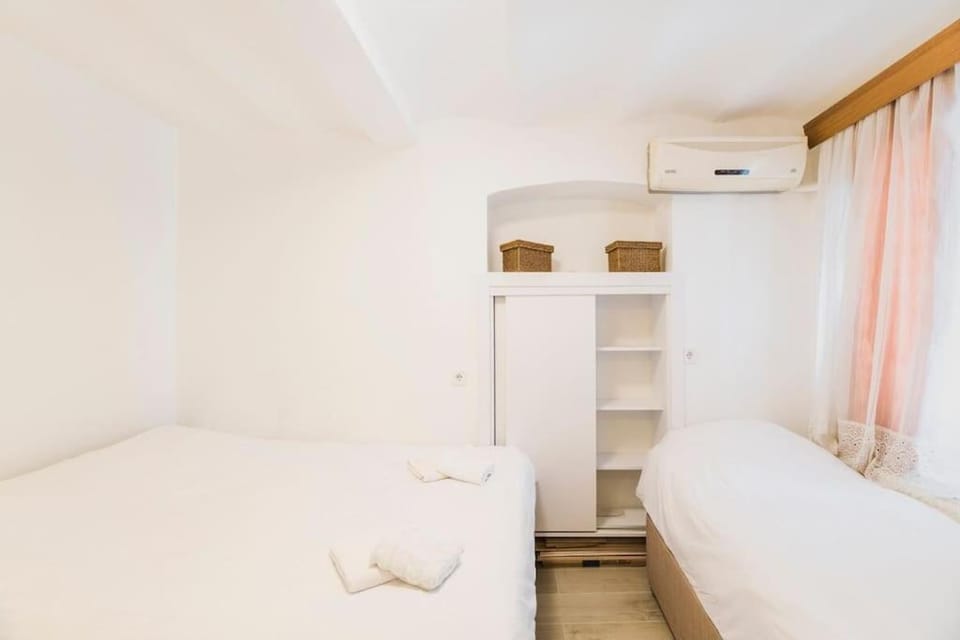 Bed, Bedroom, towels, air conditioner