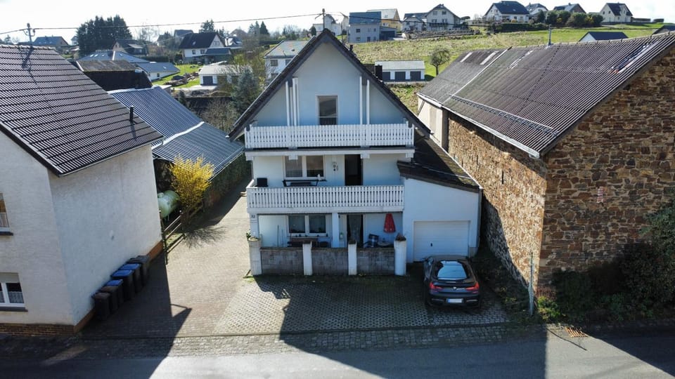 Property building, Neighbourhood, Bird's eye view, Location, Parking