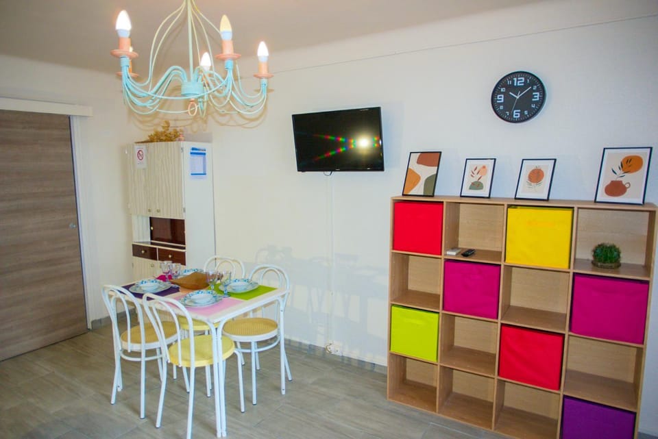 Communal lounge/ TV room, TV and multimedia, Dining area