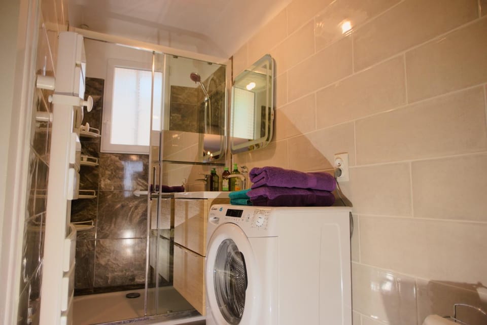 Shower, Bathroom, towels, washing machine