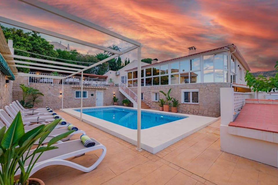 Swimming pool, sunbed