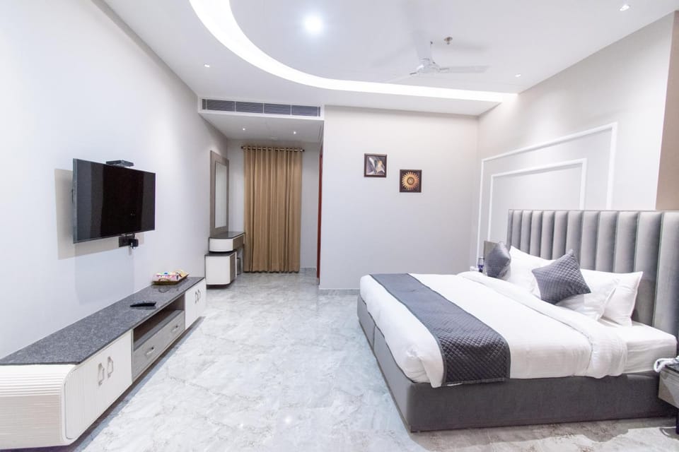 Bed, TV and multimedia, Photo of the whole room, Bedroom