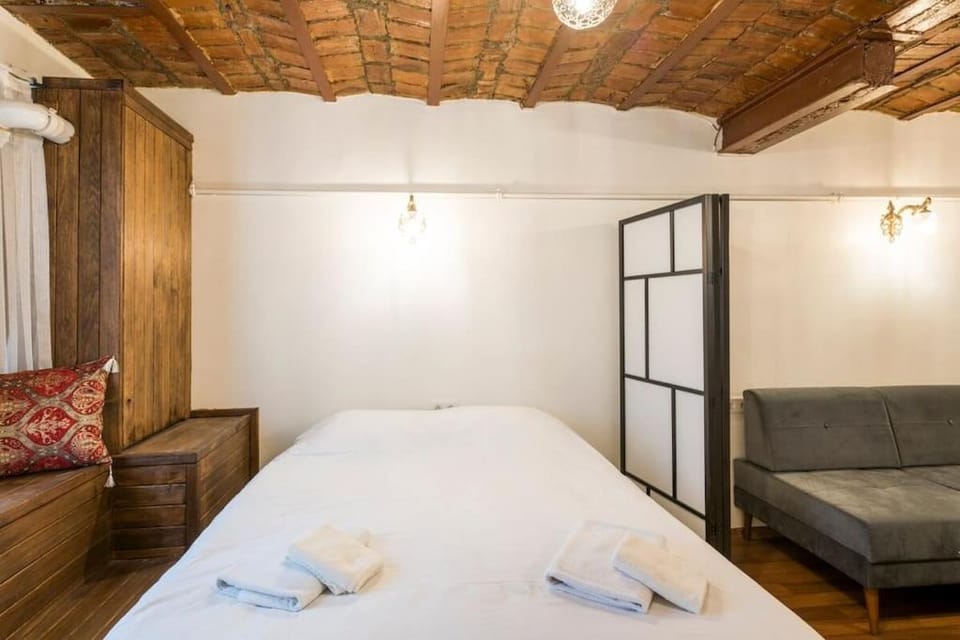 Bed, Living room, Photo of the whole room, Seating area, towels