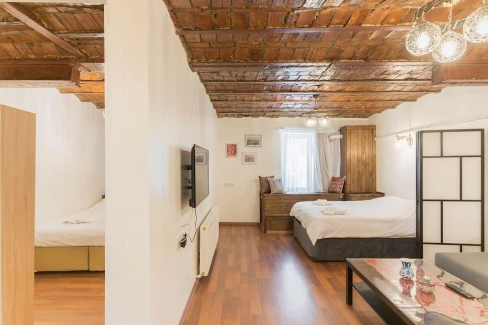 Bed, TV and multimedia, Photo of the whole room, Bedroom