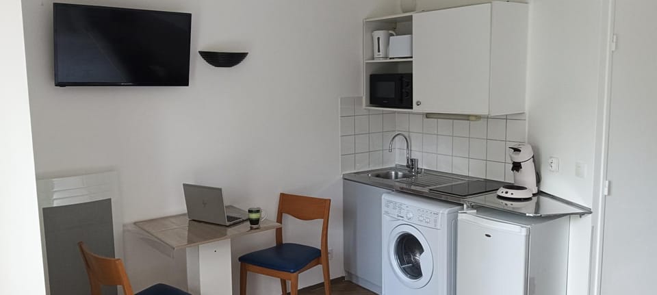 TV and multimedia, Coffee/tea facilities, Kitchen or kitchenette, stove, washing machine