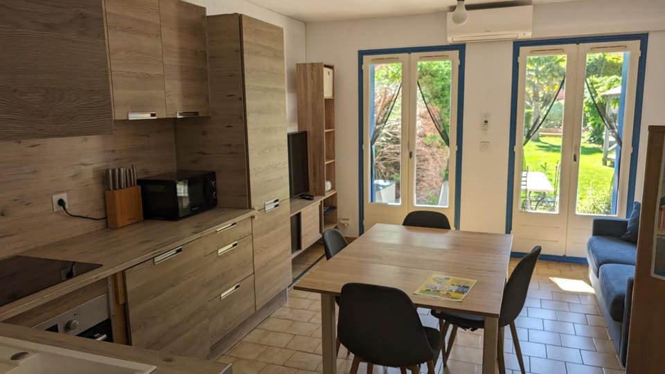 Kitchen or kitchenette, Dining area
