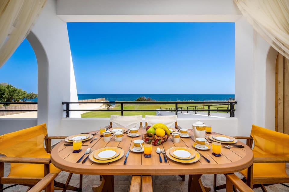 Day, Natural landscape, View (from property/room), Balcony/Terrace, Food and drinks, Seating area, Dining area, Food, Sea view, Drinks
