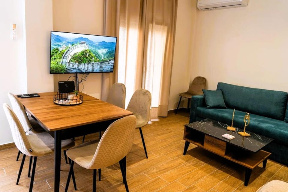 TV and multimedia, Seating area, Dining area