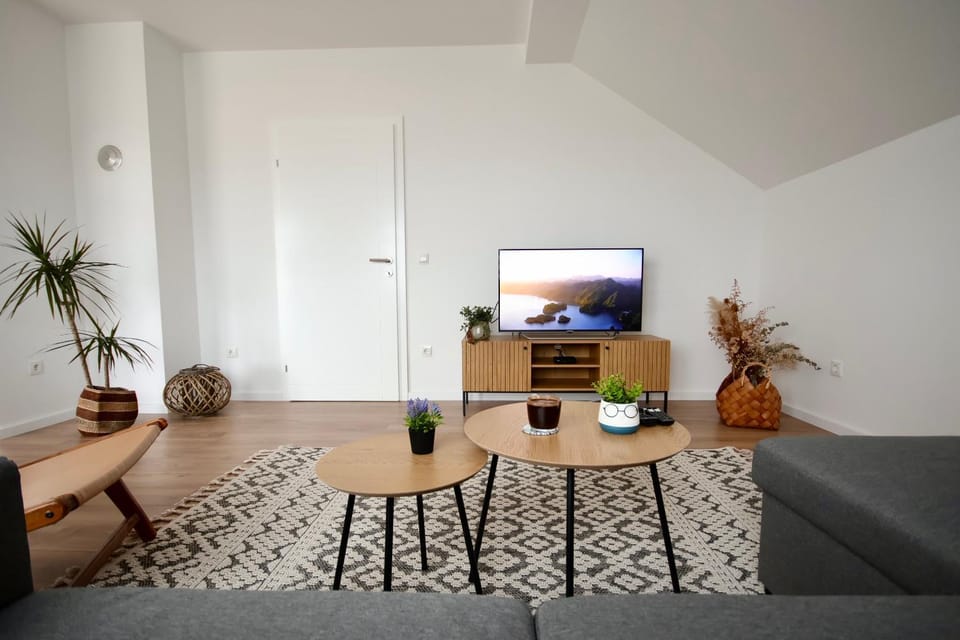Bed, TV and multimedia, Living room, Seating area