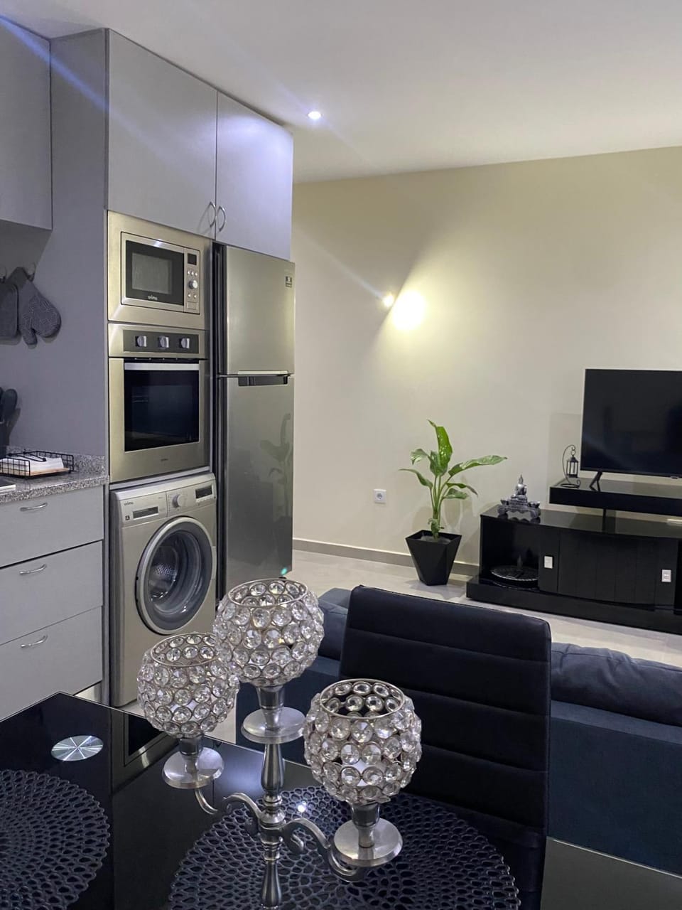 Kitchen or kitchenette, Dining area