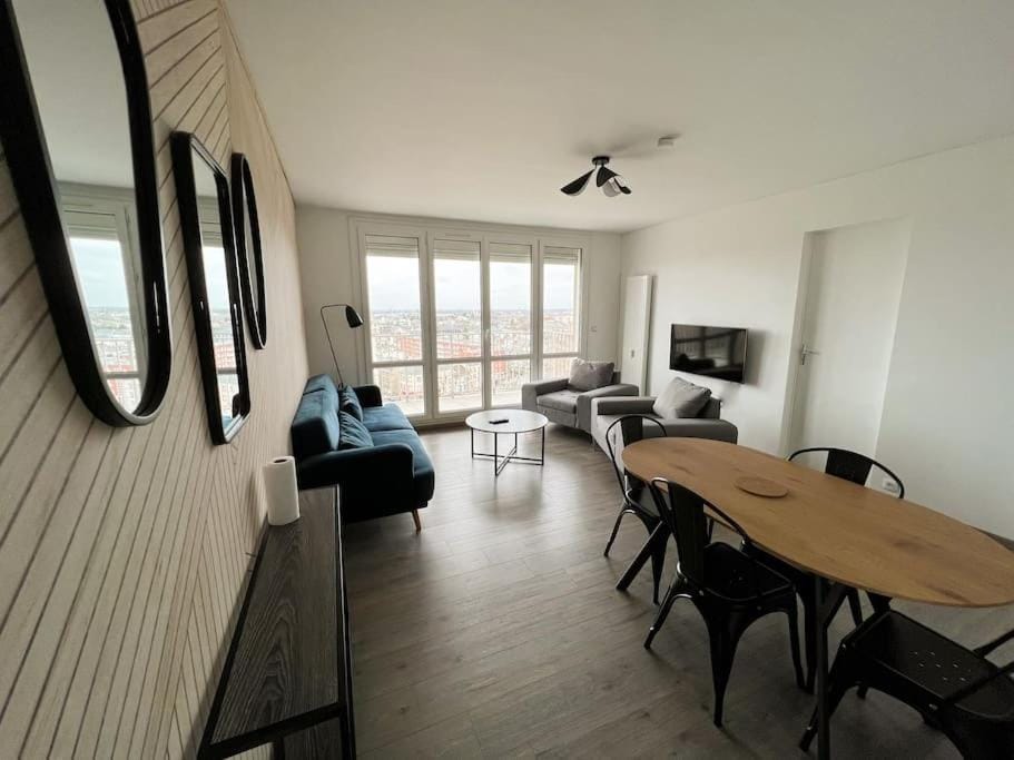 Une chambre privée bleu dans un appartement partagé Apartment in Orléans