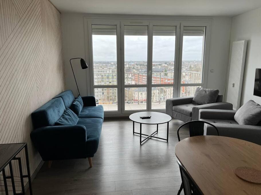 Une chambre privée bleu dans un appartement partagé Apartment in Orléans