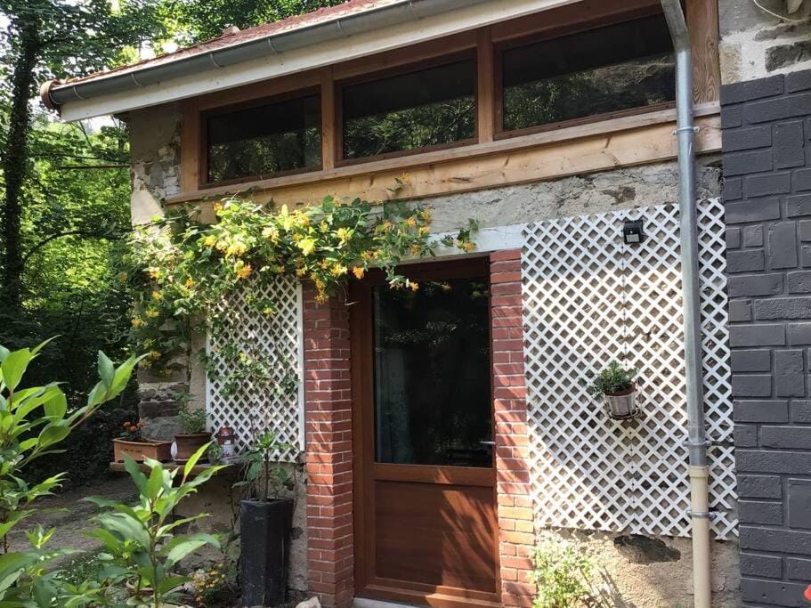 Un gîte sur une île House in Auvergne-Rhône-Alpes