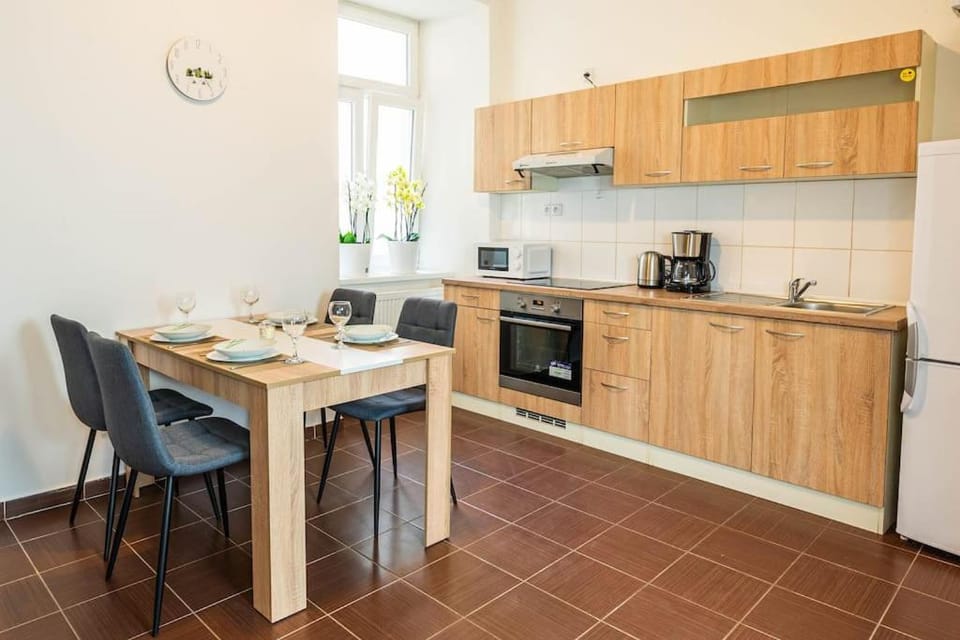 Coffee/tea facilities, Kitchen or kitchenette, Dining area, oven, stove
