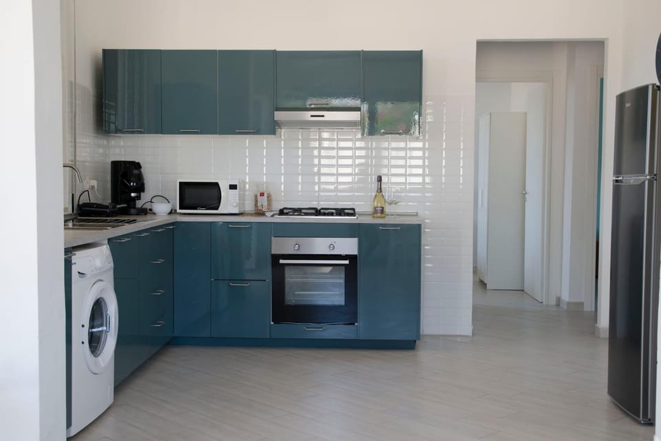 Kitchen or kitchenette, minibar, oven, stove
