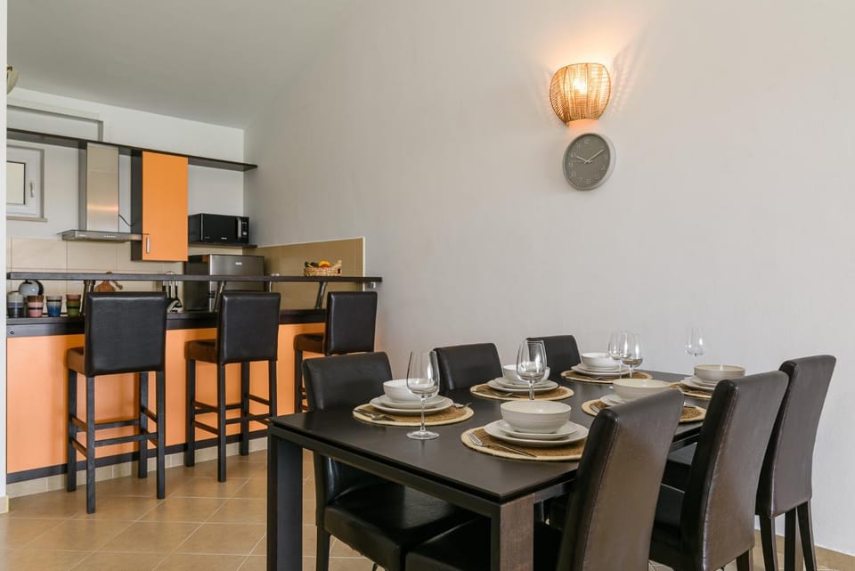 Kitchen or kitchenette, Food and drinks, Seating area