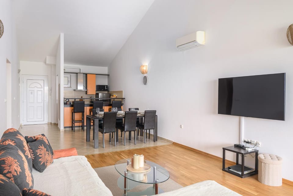Kitchen or kitchenette, Seating area, Dining area