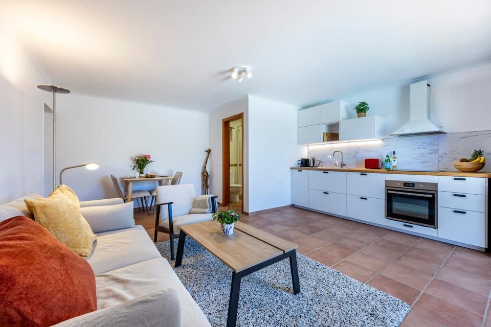 Kitchen or kitchenette, Seating area, Dining area