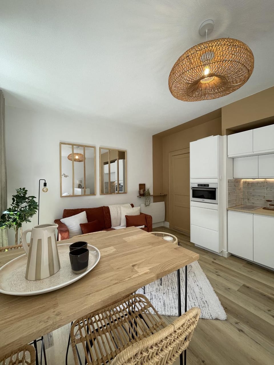 Living room, Dining area, stove