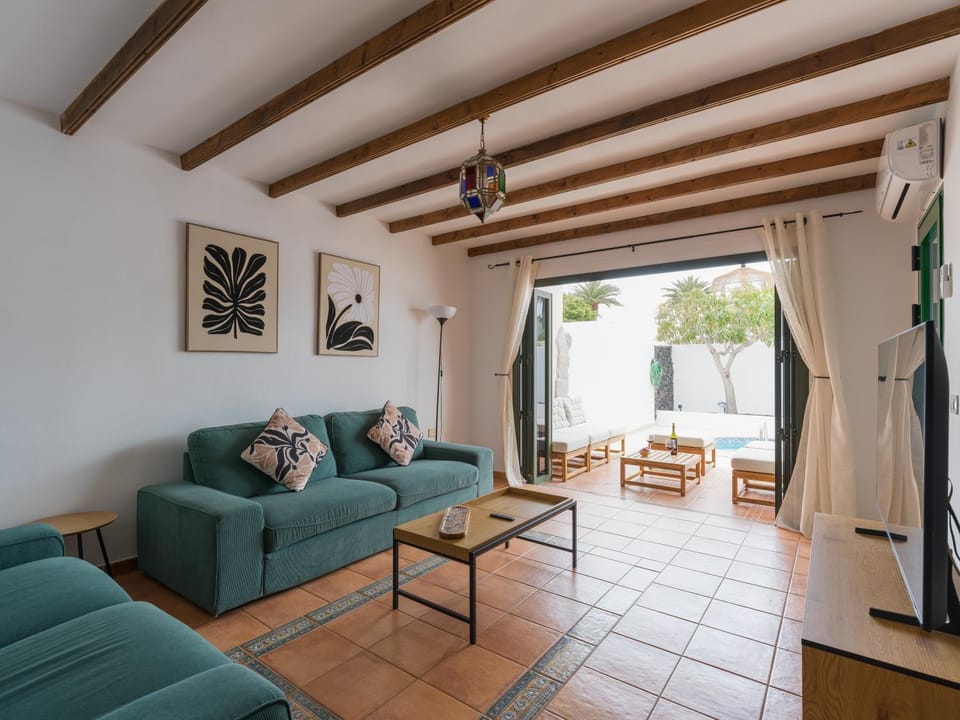 Communal lounge/ TV room, air conditioner