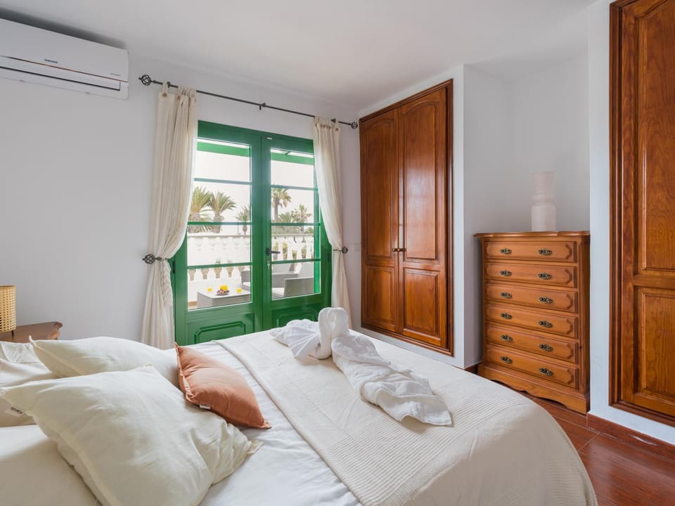 Bedroom, air conditioner
