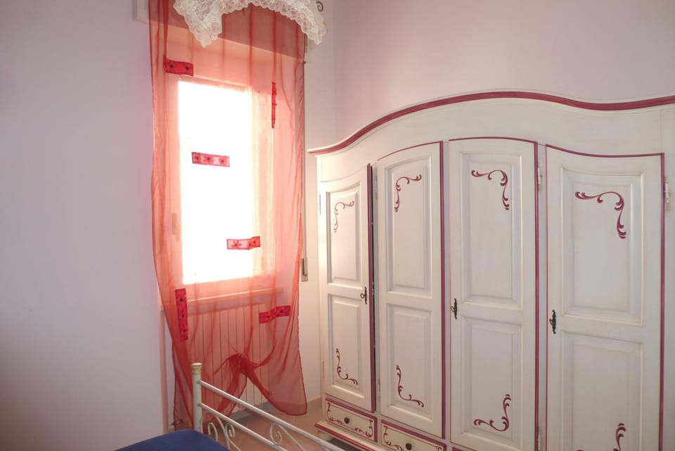 Photo of the whole room, Bedroom, wardrobe