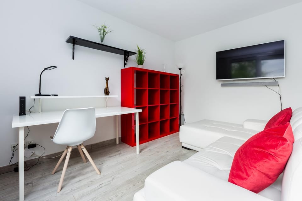 Bed, TV and multimedia, Kitchen or kitchenette, Living room, Photo of the whole room, Seating area, Dining area, Bedroom