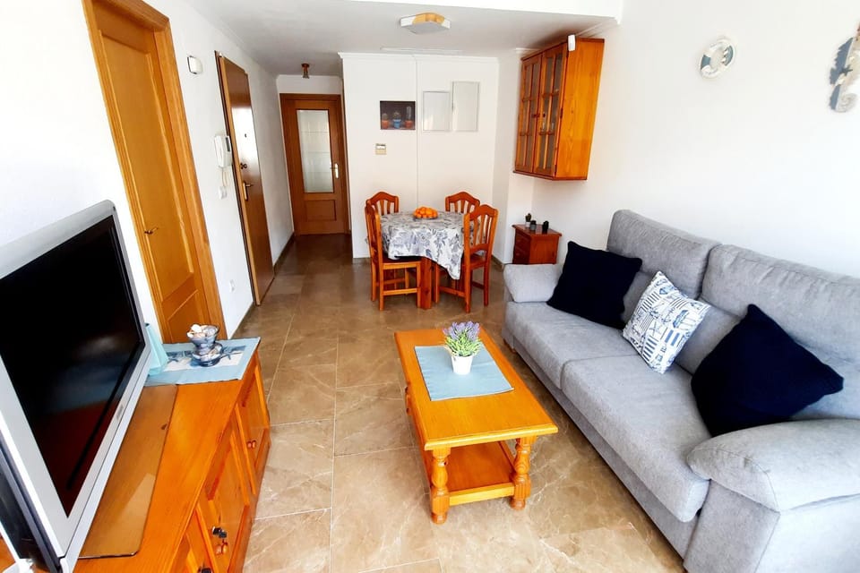 TV and multimedia, Living room, Seating area, Dining area