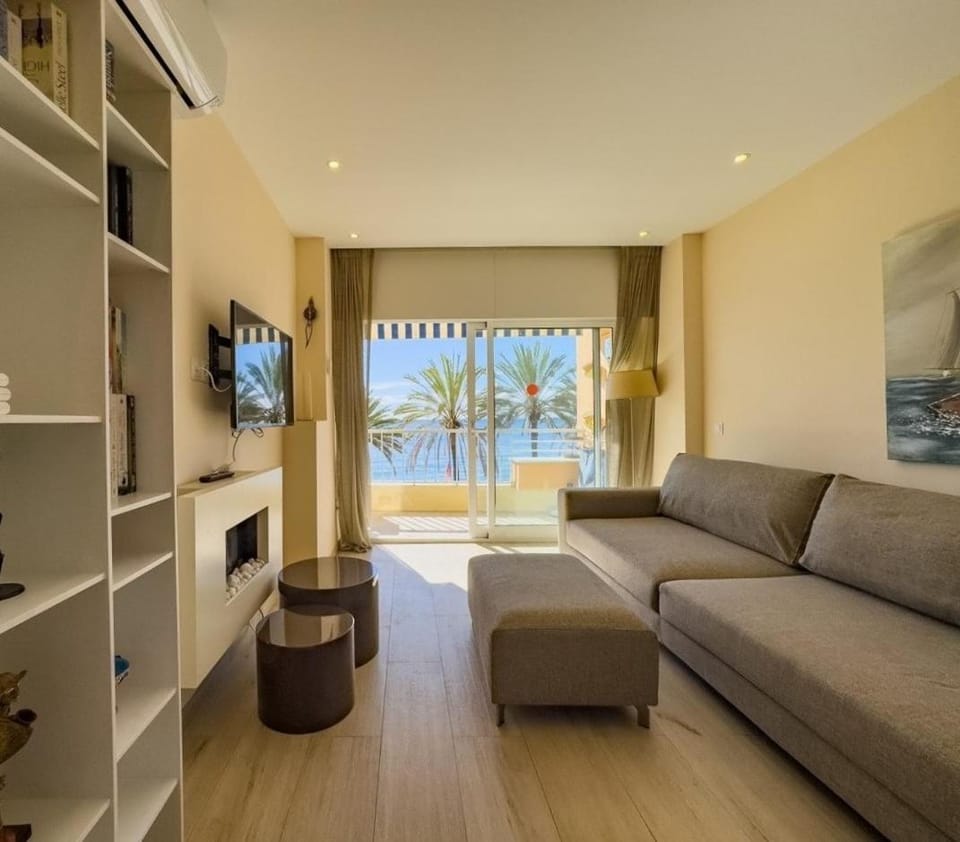 Communal lounge/ TV room, Sea view