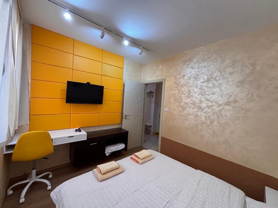 Bed, TV and multimedia, Bedroom