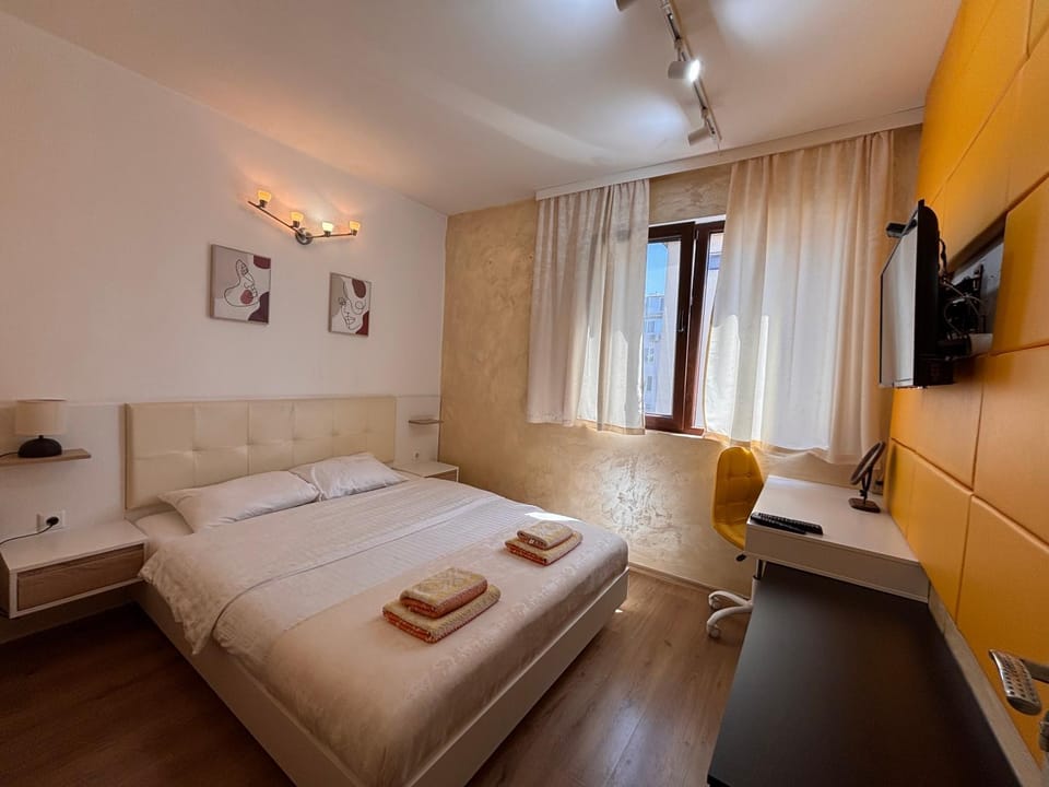 Bed, TV and multimedia, Bedroom