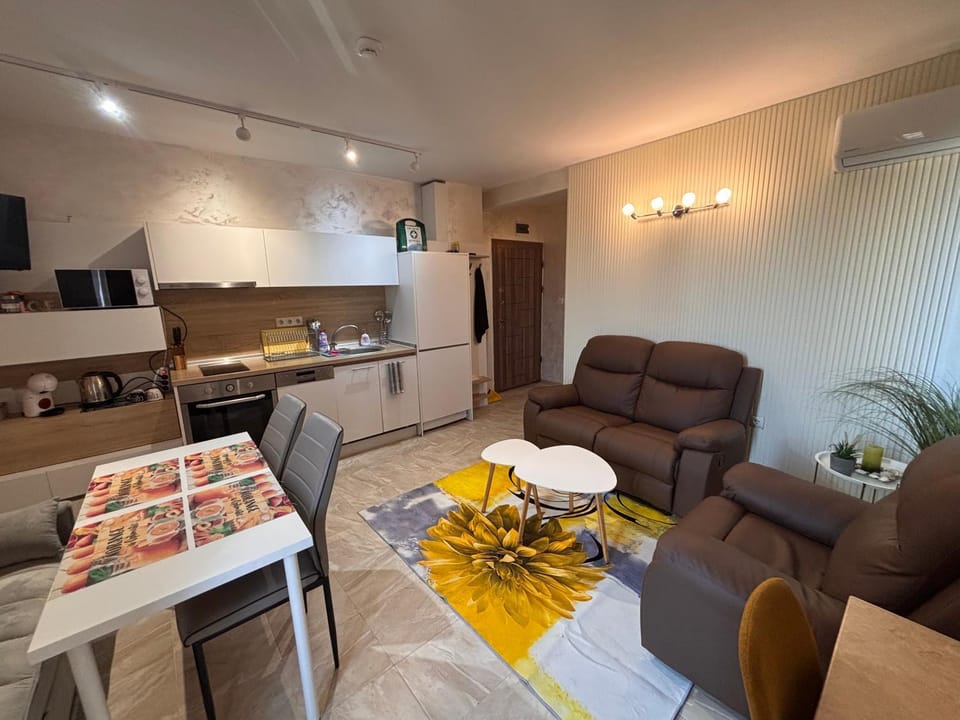 TV and multimedia, Kitchen or kitchenette, Living room, Seating area, Dining area, oven, stove