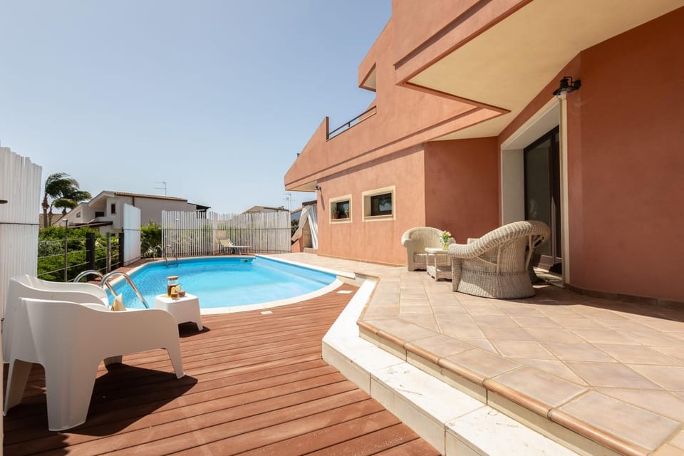 Swimming pool, sunbed