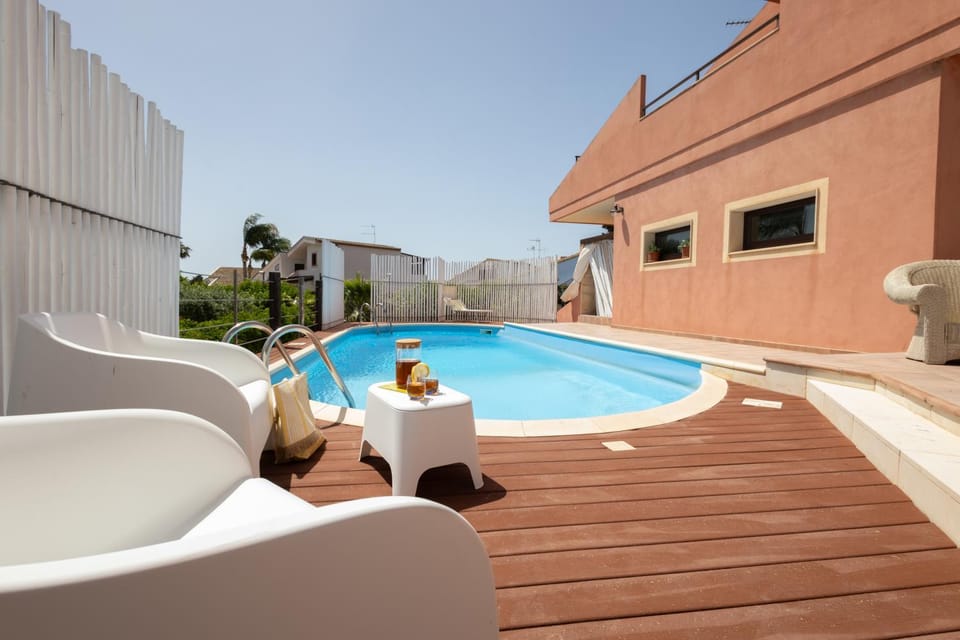 Swimming pool, sunbed