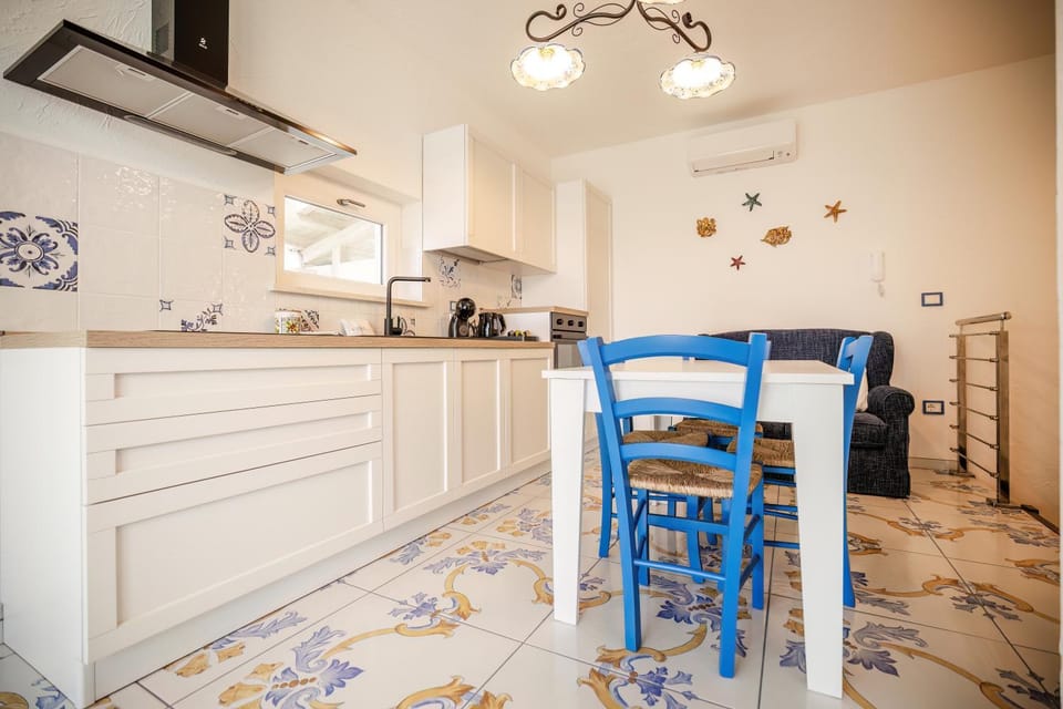 Coffee/tea facilities, Kitchen or kitchenette, Dining area, stove