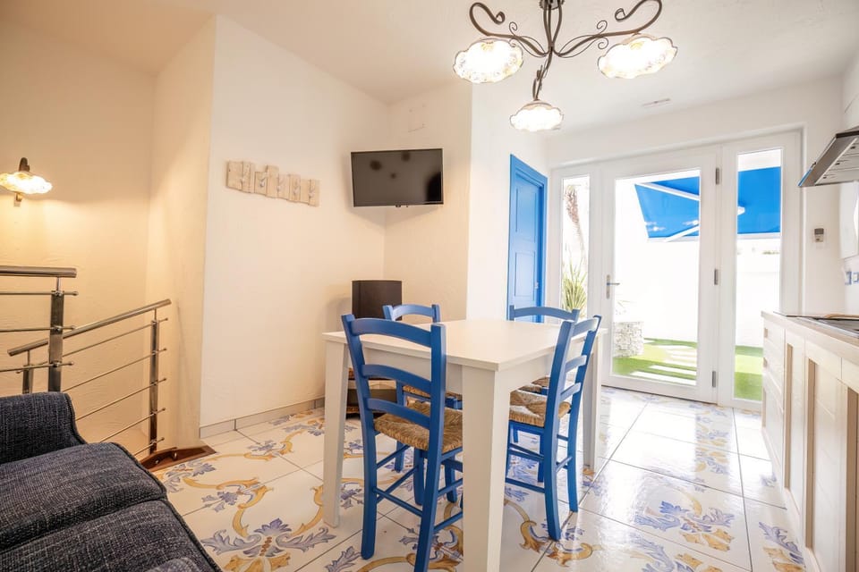 Seating area, Dining area