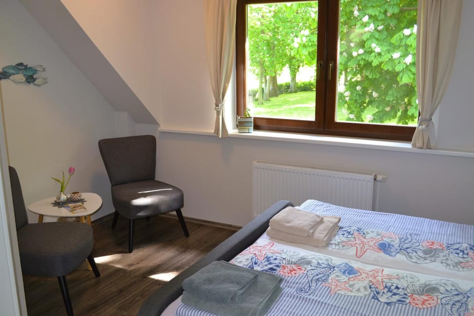 Bed, Photo of the whole room, Seating area