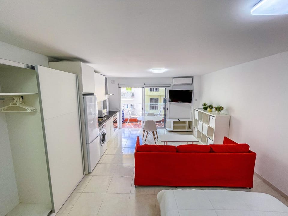 TV and multimedia, Kitchen or kitchenette, Living room, Dining area, stove