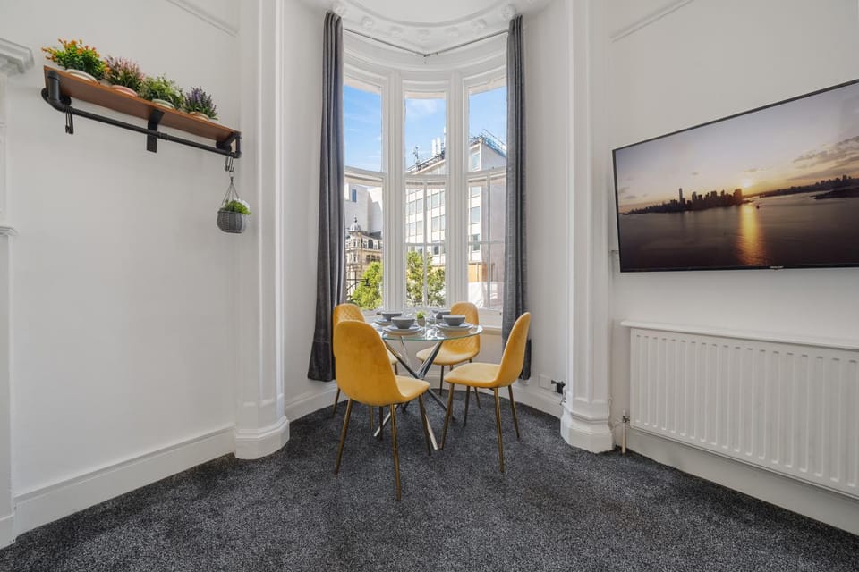 Seating area, Dining area
