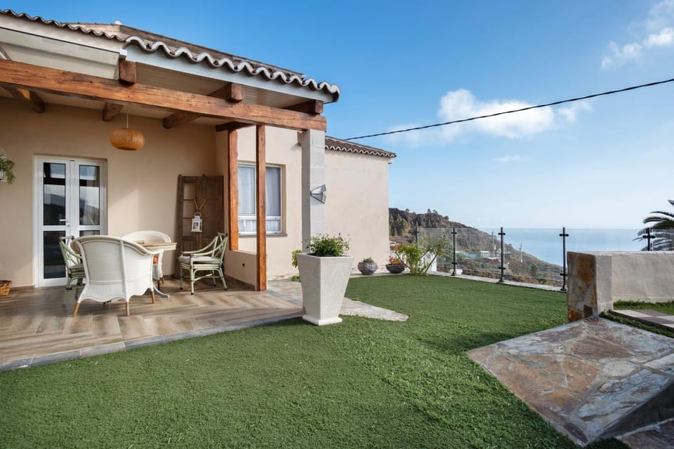 Property building, Balcony/Terrace, Living room