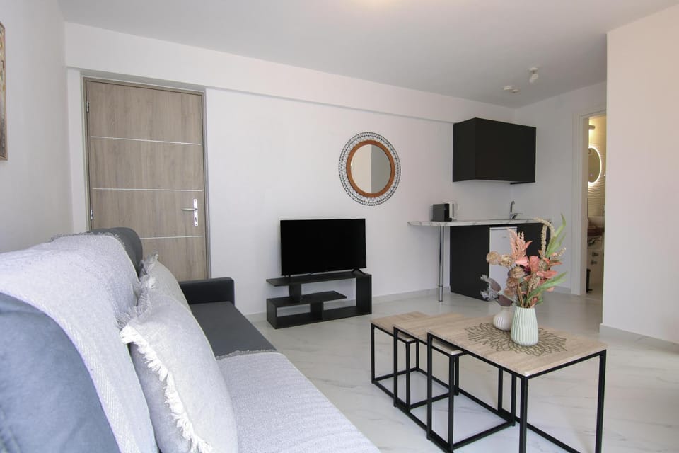 TV and multimedia, Living room, Seating area, Evening entertainment