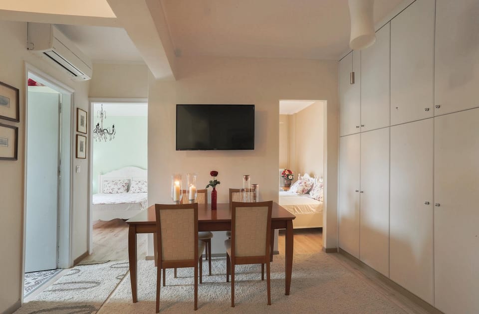 TV and multimedia, Seating area, Dining area