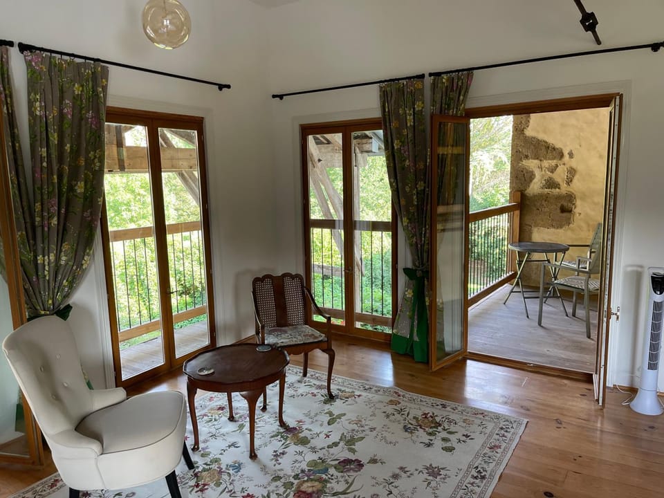 Bed, Photo of the whole room, Seating area, Dining area