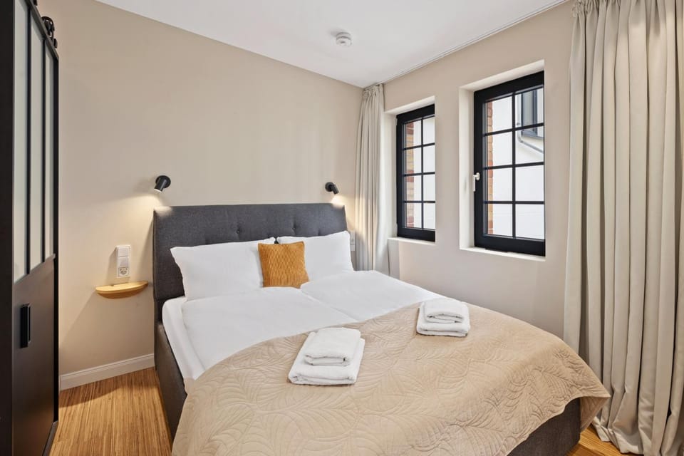 Bed, Bedroom, towels