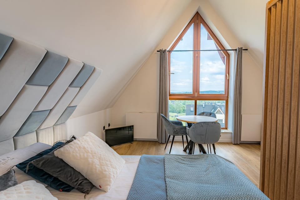 Bed, Photo of the whole room, Seating area, Bedroom