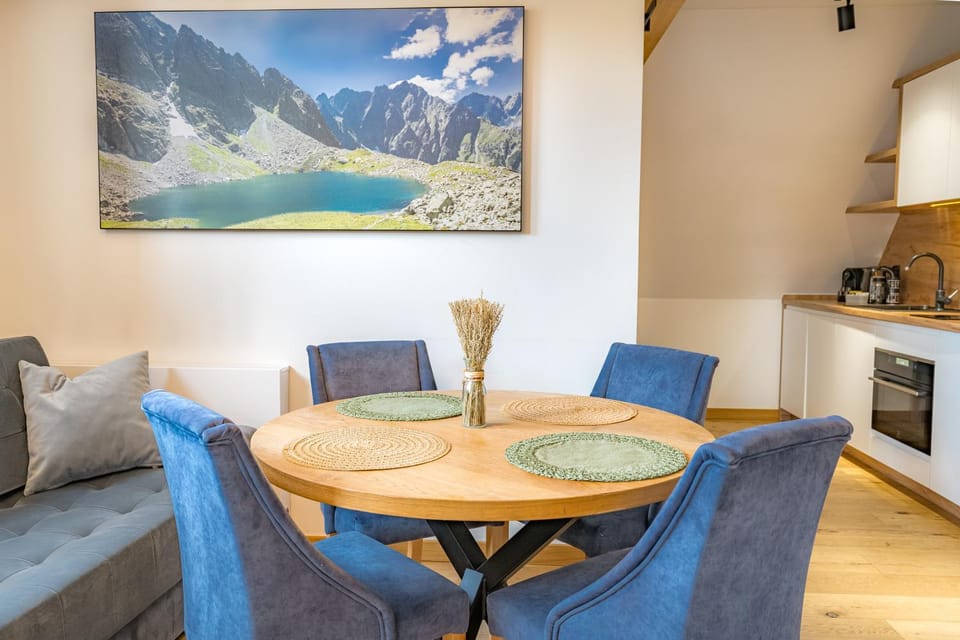 Kitchen or kitchenette, Living room, Seating area, Dining area
